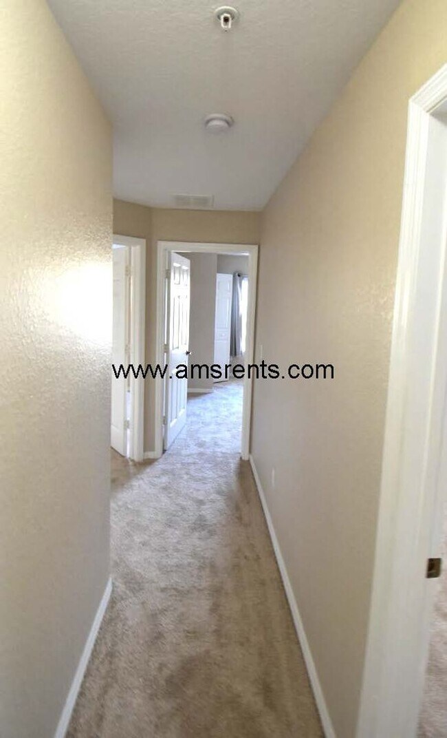 Building Photo - 4 bedroom and 3 bathroom Townhouse