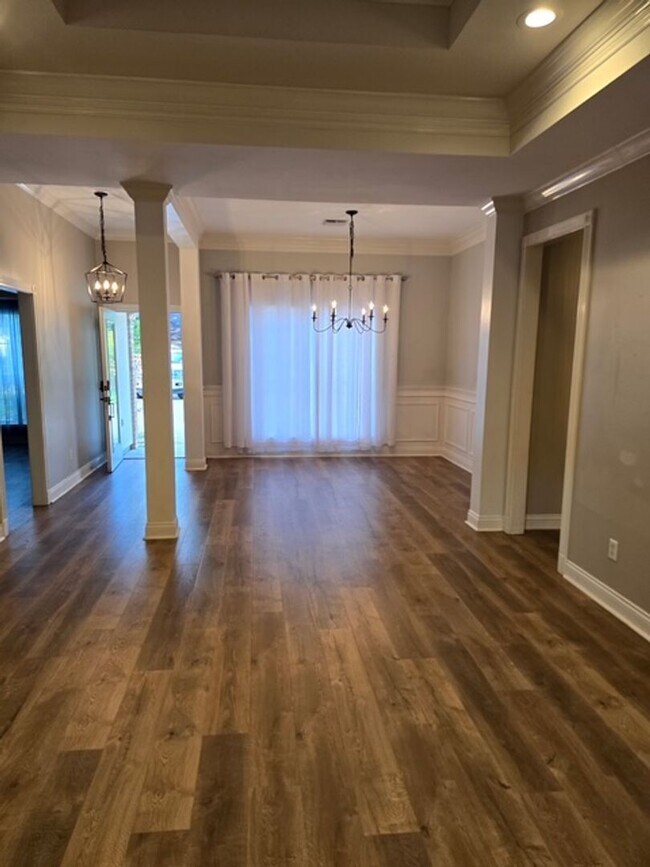 Building Photo - 3 bed 2 bath