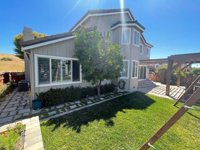 Building Photo - $6,950 - Canyon Lakes Luxury 4BR – Designer Upgrades, Wine Bar & Best Views in San Ramon