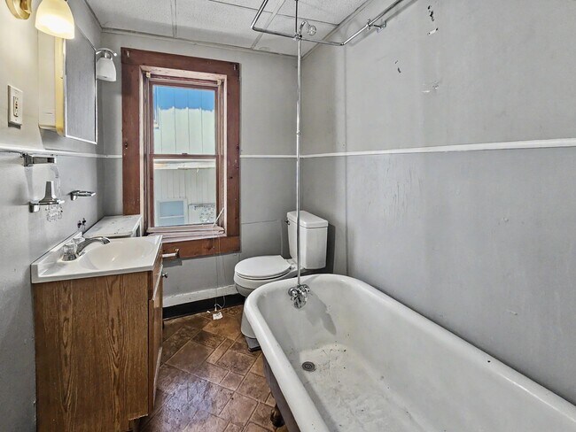 Building Photo - 1403 N Sumner Ave