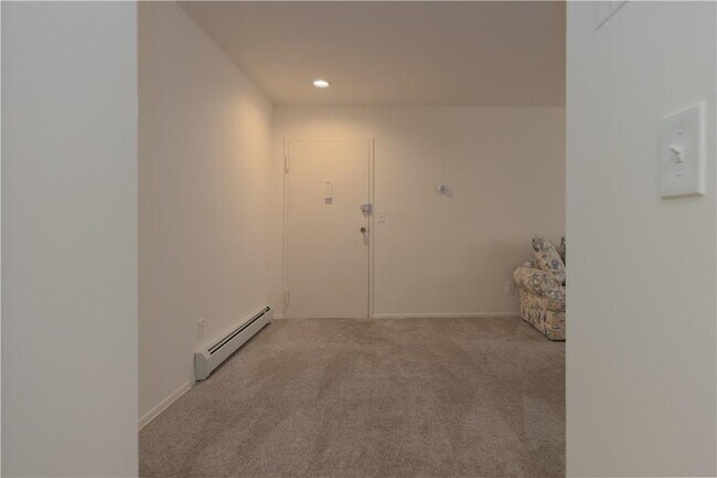 Building Photo - 8 E Lawrence Park Dr