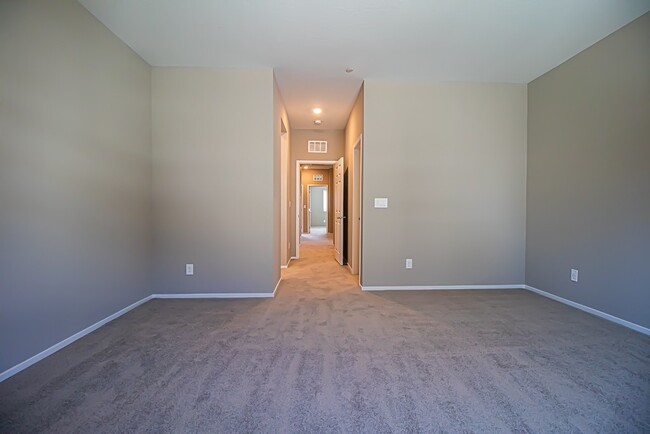 Building Photo - 3BR/ 2.5BA TOWNHOUSE IN North Las Vegas Av...