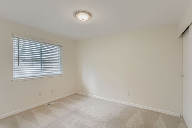Building Photo - Peaceful neighborhood setting within walki...