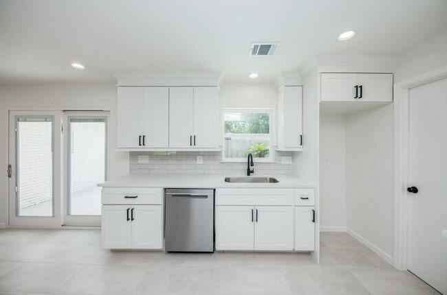 Building Photo - 5221 Libbey Dr