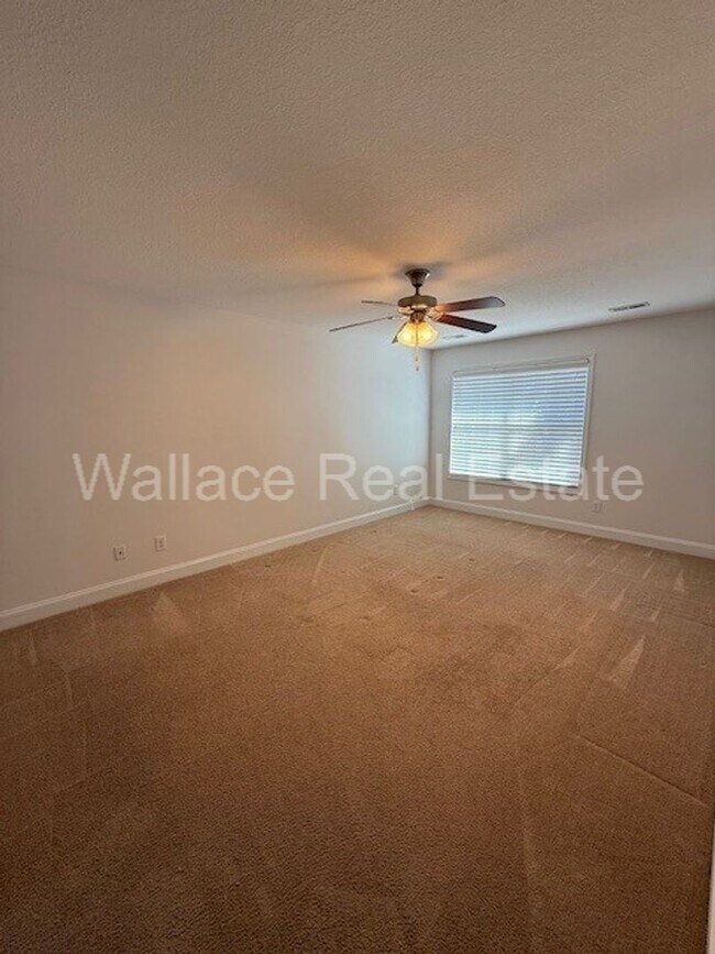 Building Photo - LOCATED IN HALLS:  BEAUTIFUL 2 STORY HOME WITH 3 BEDROOMS AND 2.5 BATHS