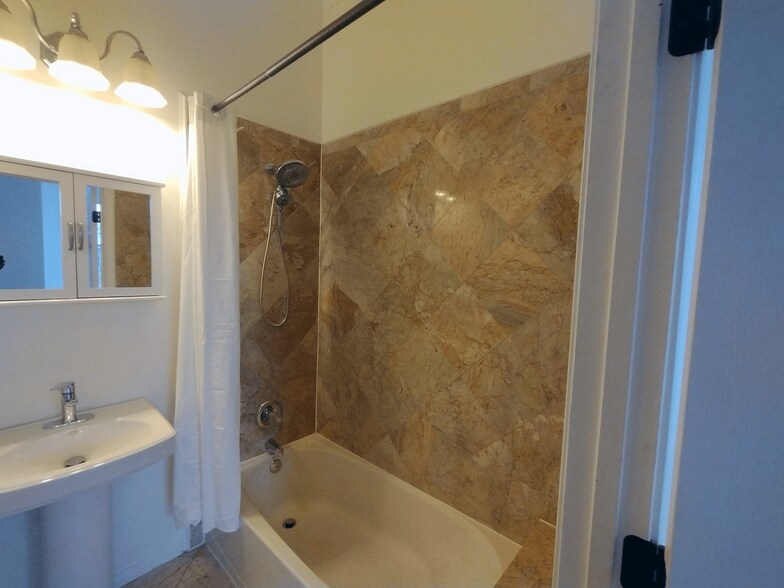 Building Photo - 1933 4th St NW