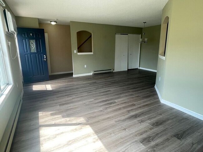 Building Photo - Chanhassen Town Home, All New Carpet/Floor...