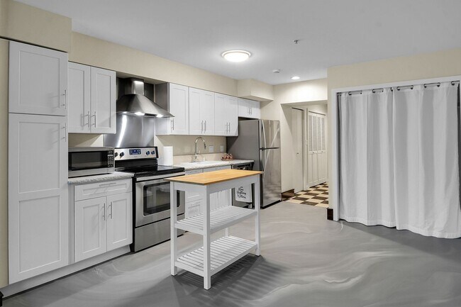 Building Photo - 0bd/1ba Bellevue Condo