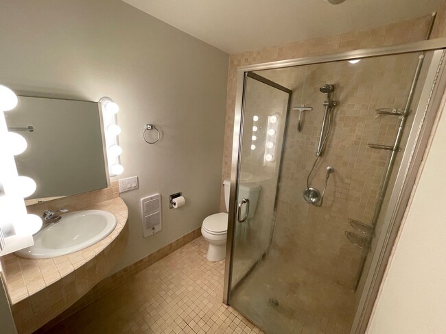 Building Photo - Comfortable Raleigh Park Plaza Condo with ...