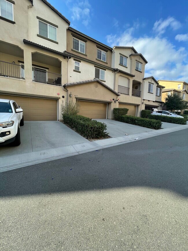 Building Photo - Lacroix Ave