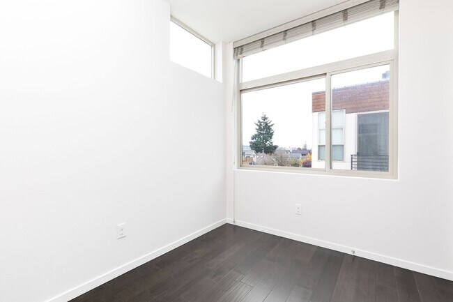 Building Photo - Bright 3 BR 2.5 BA Ballard Townhome