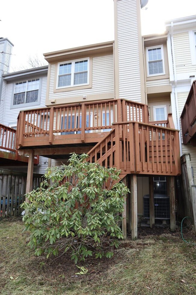 Building Photo - Charming Townhome Nestled in a Private Cul...