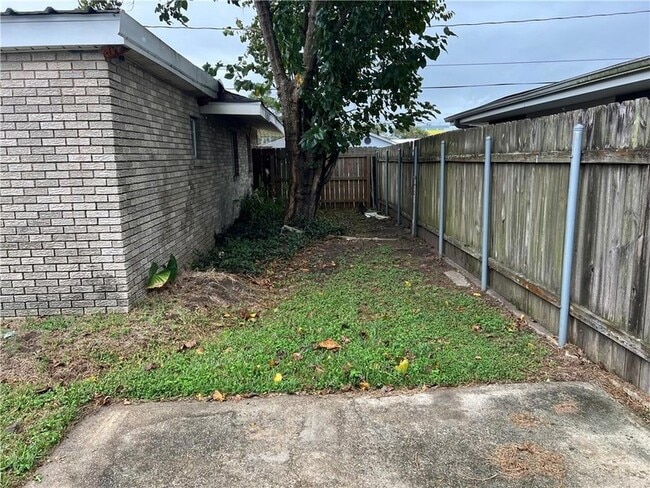 Building Photo - 2716 Riverland Dr