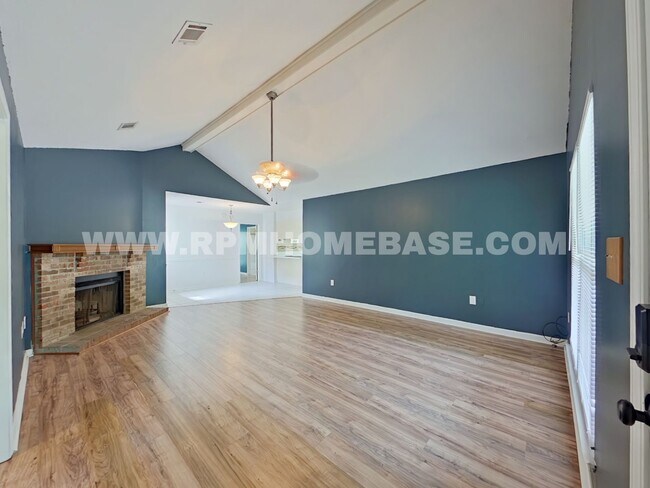 Building Photo - Charming 3-Bedroom Home in Crestview with Modern Features!