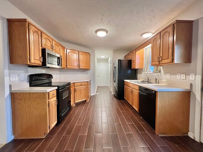 Building Photo - 3 Bedroom 2 Bathroom Home w/ Garage on One Level