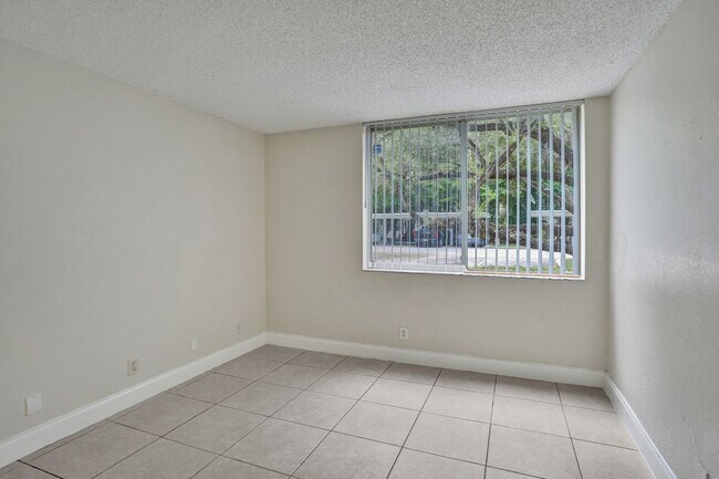 Building Photo - 3 BED/2BATH