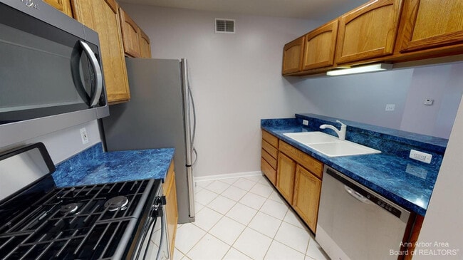 Building Photo - 2666 S Knightsbridge Cir