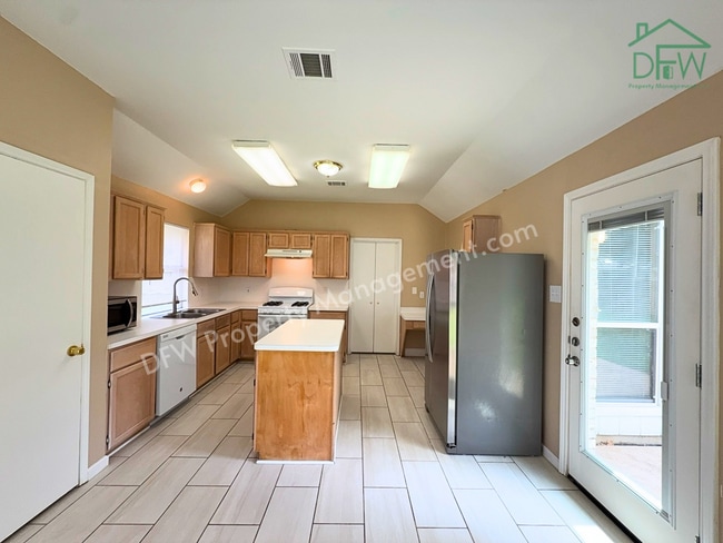 Building Photo - Charming Single-Story Home with Fireplace & Island Kitchen in Cedar Hill!