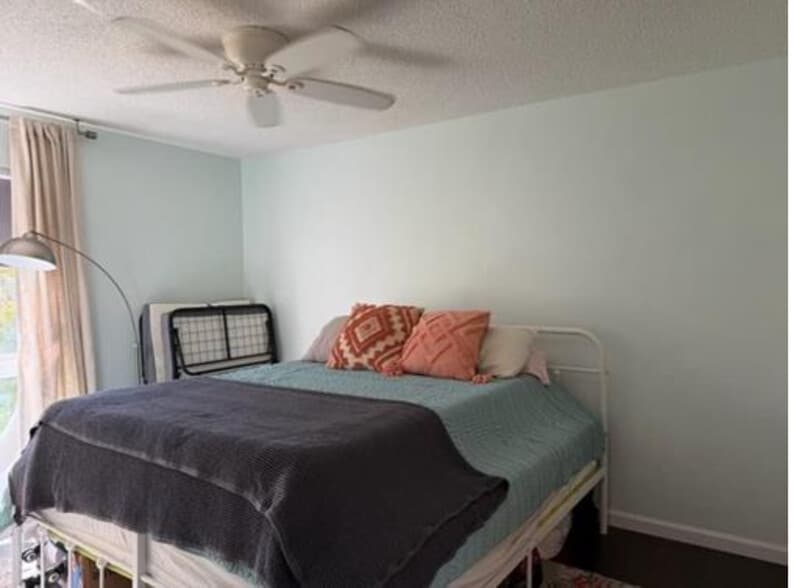 Master bedroom - 140 Uwapo Rd