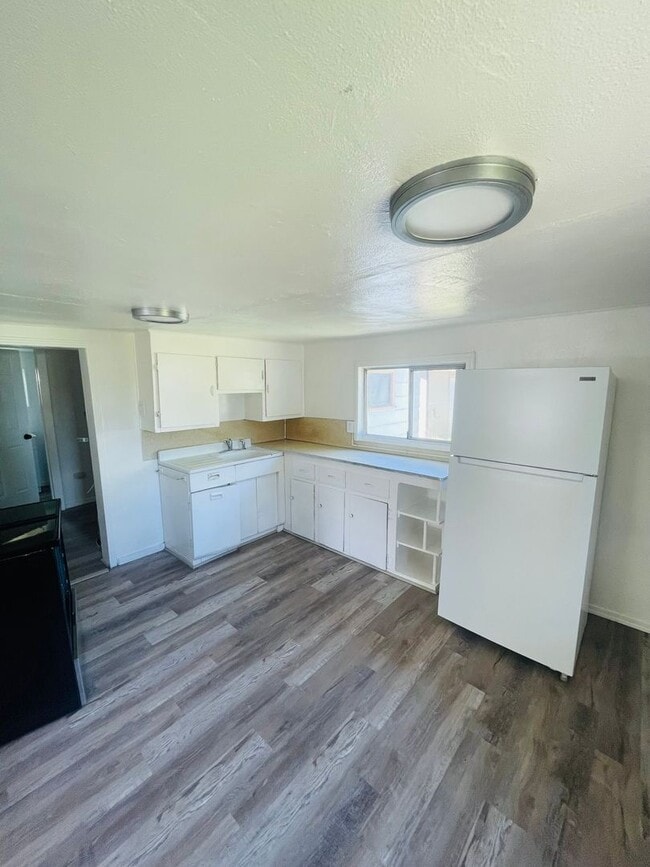 Primary Photo - Cozy 2bdrm 1 bath house with yard and exte...