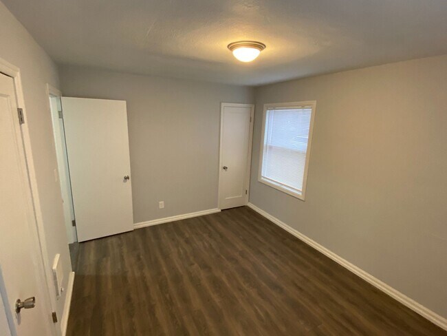 Building Photo - 2BR/1BA Apartment for Rent