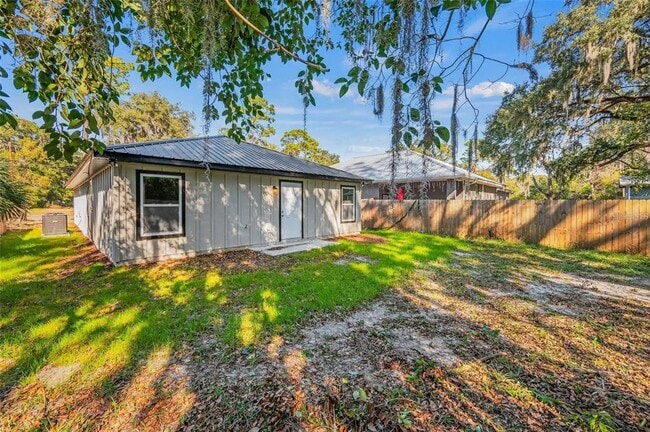 Building Photo - 1523 NE 1st Ave