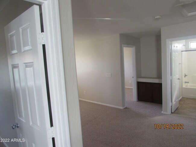 Building Photo - 450 E Maddison St