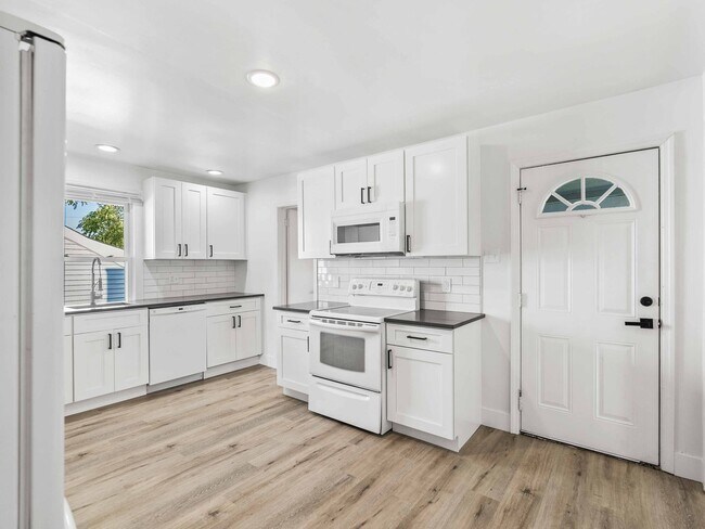 Building Photo - AVAILABLE OCT 1st! Don't miss this RENOVATED 2 bedroom in Penn Hills!