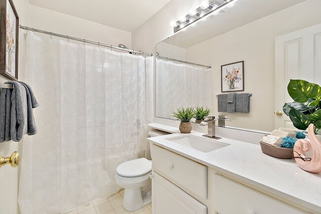 Building Photo - 3bd/2.5ba Bellevue Condo