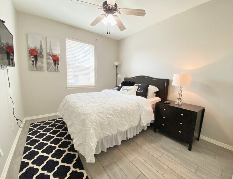 bedroom two - 9 Harbor Town