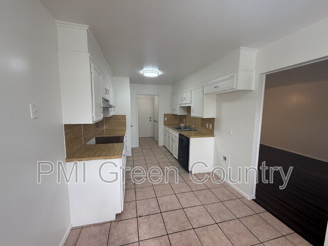 Building Photo - 9832 E 37th St