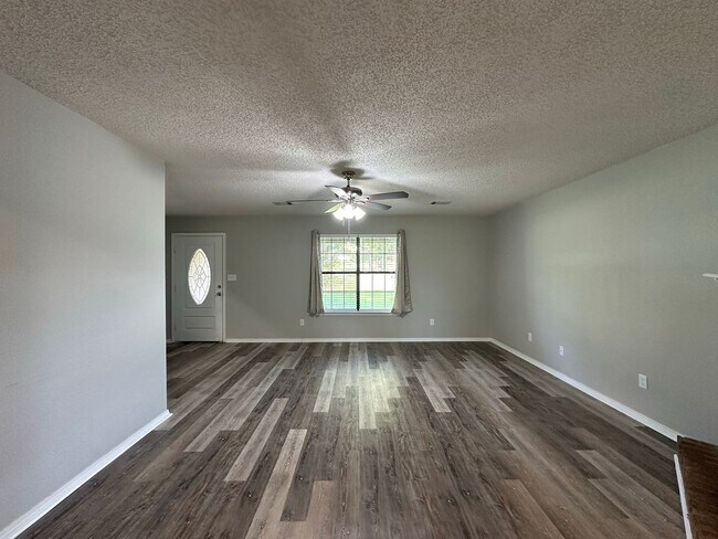 Building Photo - Cozy Elegance: Beautiful 2 Bed, 2.5 Bath H...