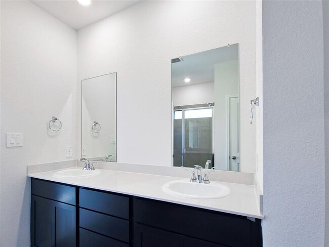 Building Photo - 136 Holmby Dr