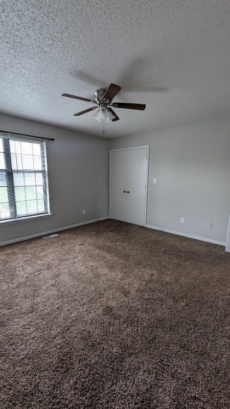 Building Photo - 204 NE Cedar Ct