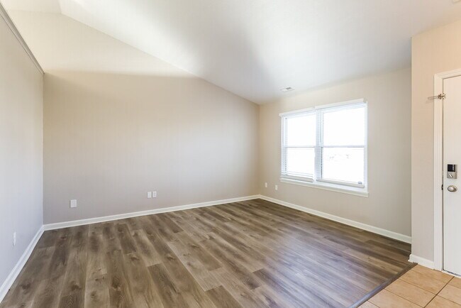 Building Photo - 450 Lake Shore Ct