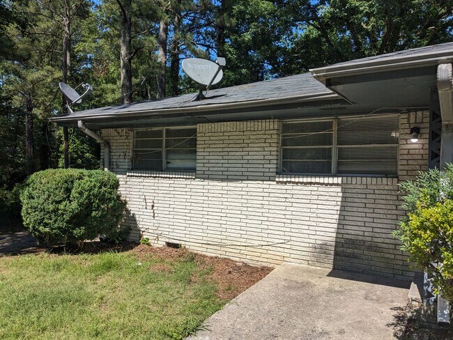 Building Photo - 654 Roy Huie Rd