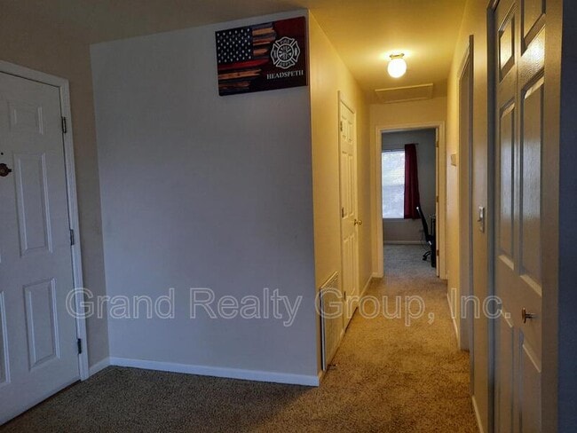Building Photo - 1075 N Village Dr