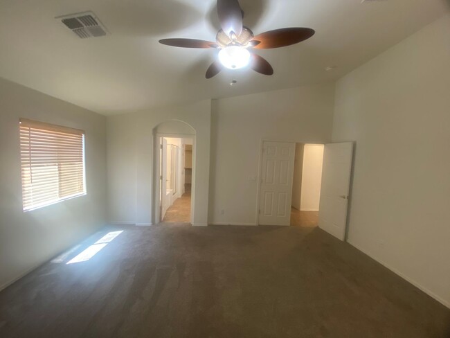Building Photo - Stunning Home in Kingman – Spacious, Moder...