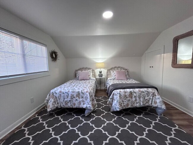 Building Photo - Beautiful Historic Home on Front Street in Lynden