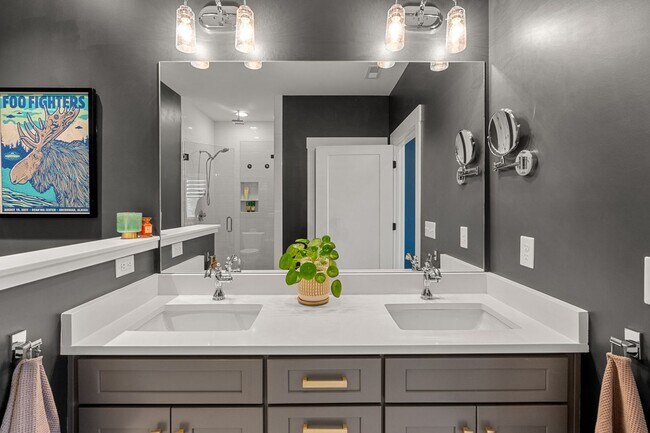 Building Photo - Stunning Rental In Charlotte Parkside