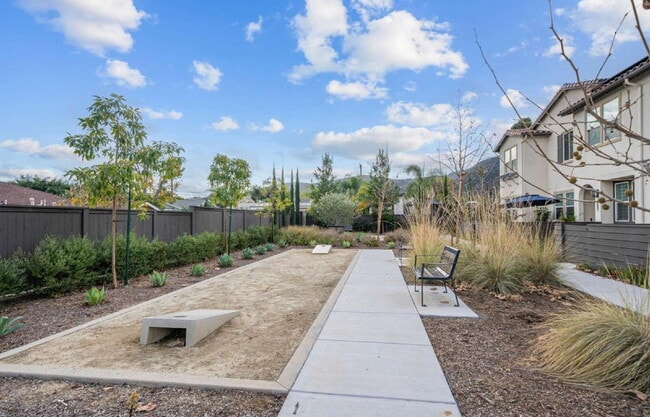 Building Photo - $4,300 - 3 Bed/ 3 Bath Modern Townhome with Loft in Santee