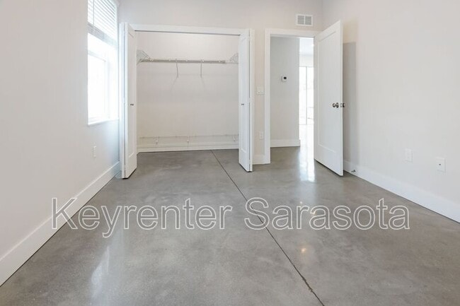 Building Photo - 2066 Roselawn St