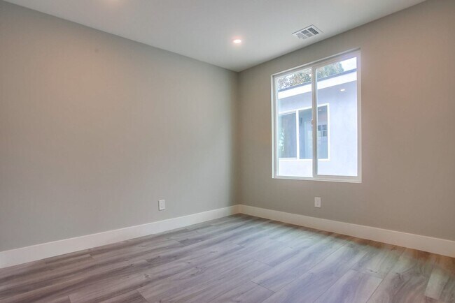 Building Photo - 3266
