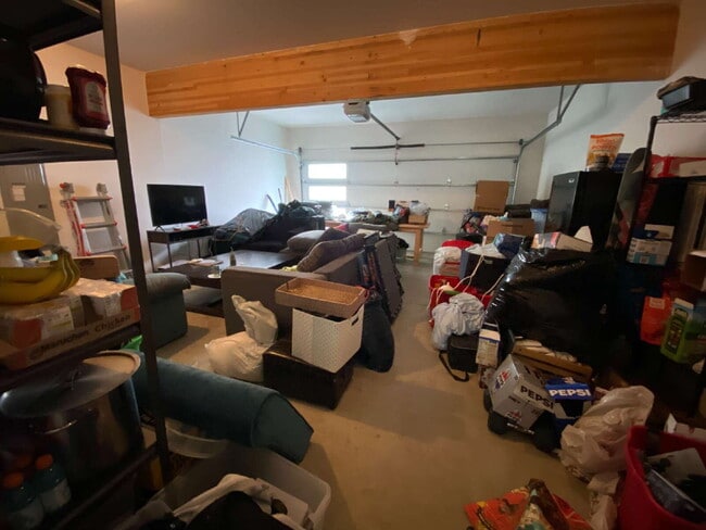 Building Photo - Modern 3-bedroom with Fully Fenced Yard