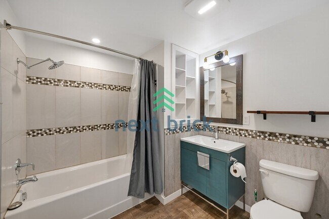 Building Photo - Charming Shoreline Home on a Spacious Lot | A/C & EV Charger | Near Light Rail
