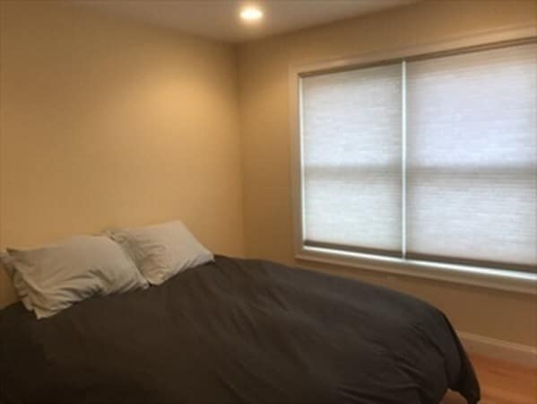 Building Photo - 11 Oak St