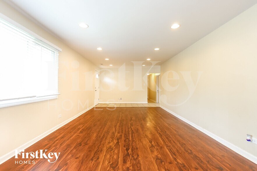 Building Photo - 5141 Oak Center Dr