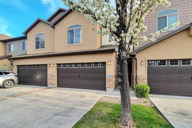 Building Photo - Beautiful Orem Townhome