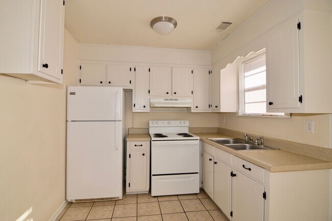 Building Photo - 3 Bed/1.5 Bath home off Meadowbrook Drive ...