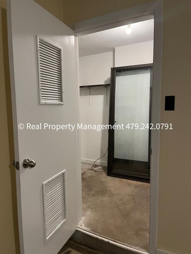 Building Photo - MOVE IN READY! Beautiful 3B/2B Newly Remod...